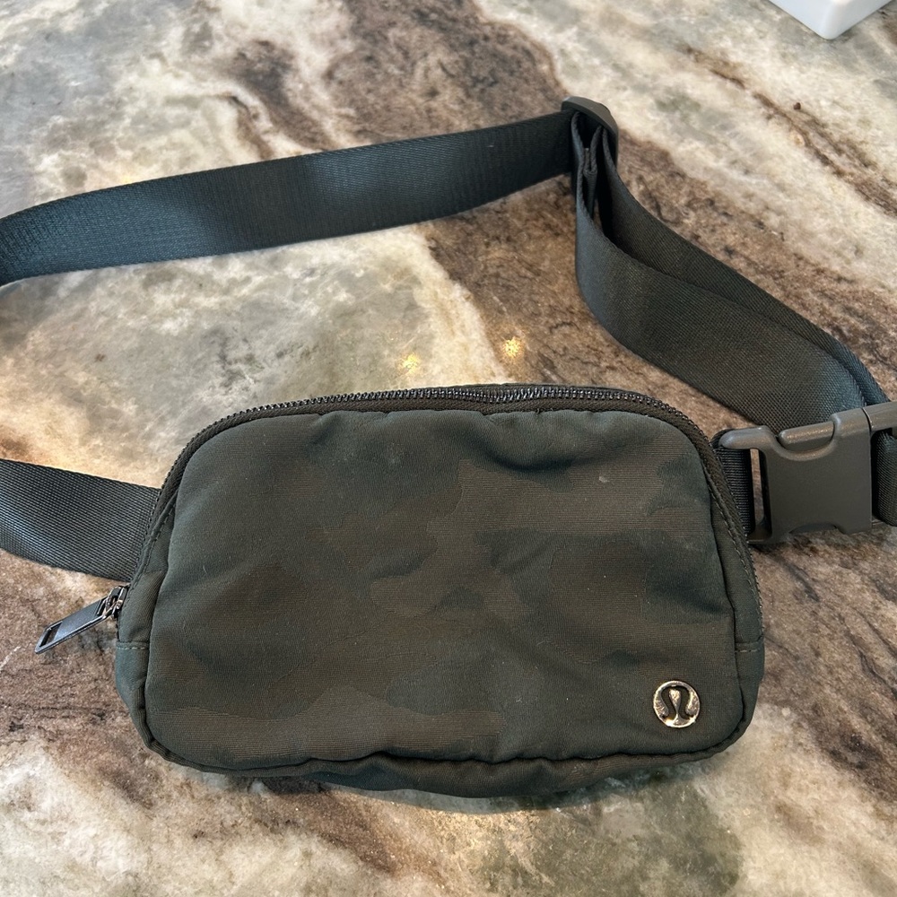 lululemon original camo everywhere belt  Bag a few stains loose threads GUC